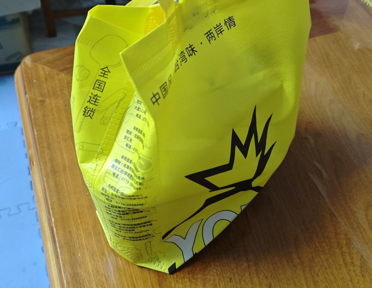 李姨这一周，踩在谁家的地界上？
街坊唠嗑 · 家长里短

昨天在电梯里碰见李姨，