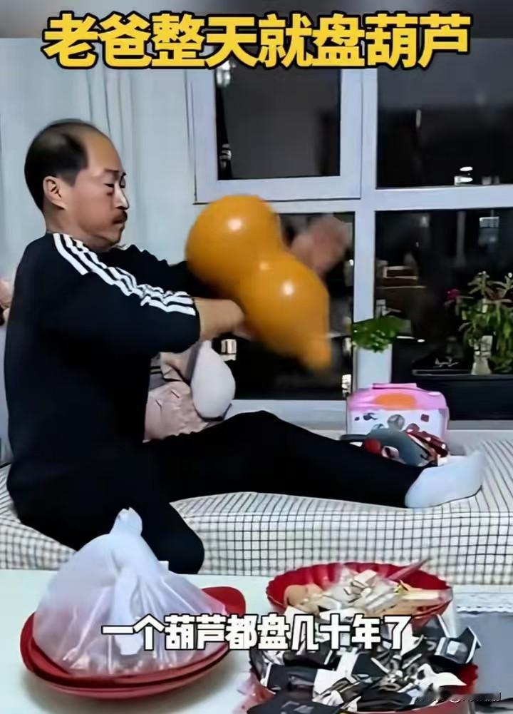 玩文玩的朋友都知道，盘串讲究一个小巧精致，手指捻来捻去，慢慢包浆，享受岁月沉淀的
