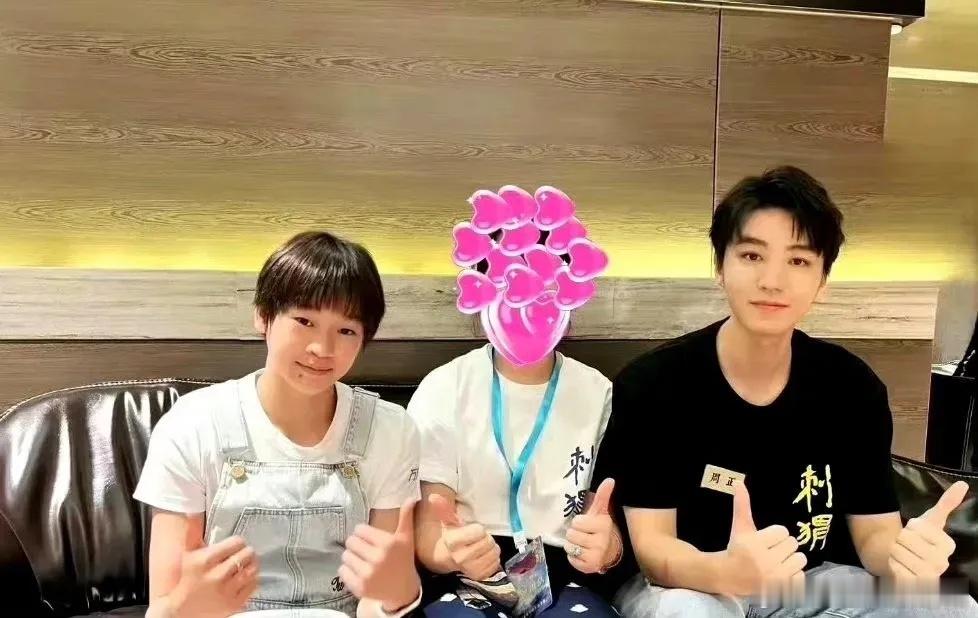 #全红婵王俊凯合影#因为王俊凯是养成系男明星，在大家心中，他还是小孩子，其实他都