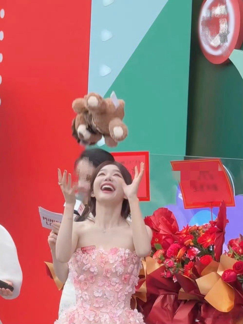 徐梦洁顶着甜妹脸说粤语徐梦洁在广州用粤语拜早年 萌妹脸说粤语太可了！粉色裙装亮眼