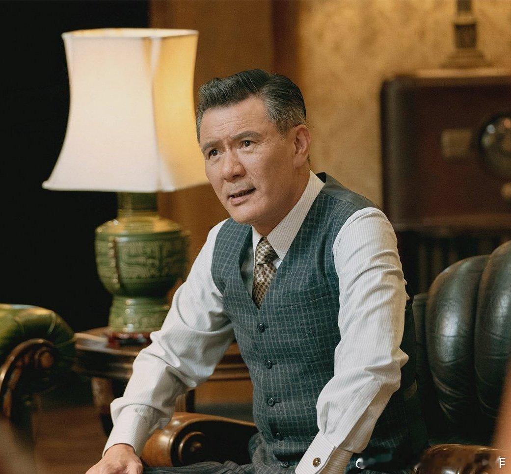上海的演员，八十年代就出道开始演影视剧，一直演配角，几乎没演过主角，没怎么大火过