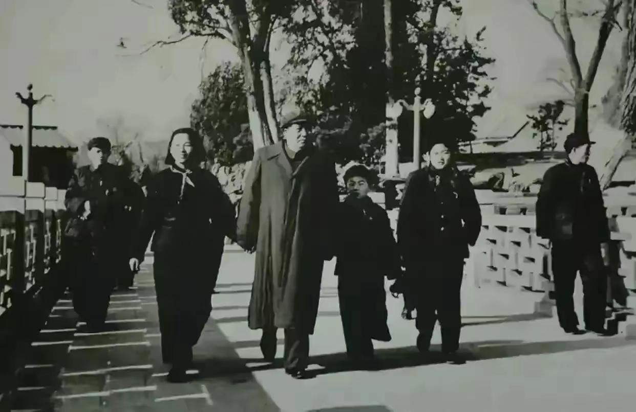 这是毛主席和孩子们在一起的合影，都看看吧，大手牵小手，父爱无言，体现得淋漓尽致。