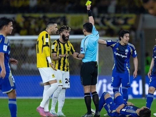 马宁关注张雪机车马宁刚执法完亚冠，掏了几张牌，看起来心情还不错