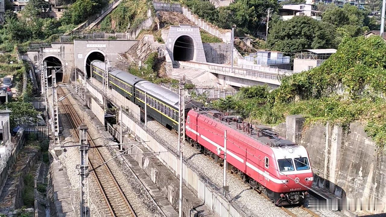 颜值最高的客运电力机车韶山7E是00年代为铁路大提速生产的，绝大多数是大同机车厂