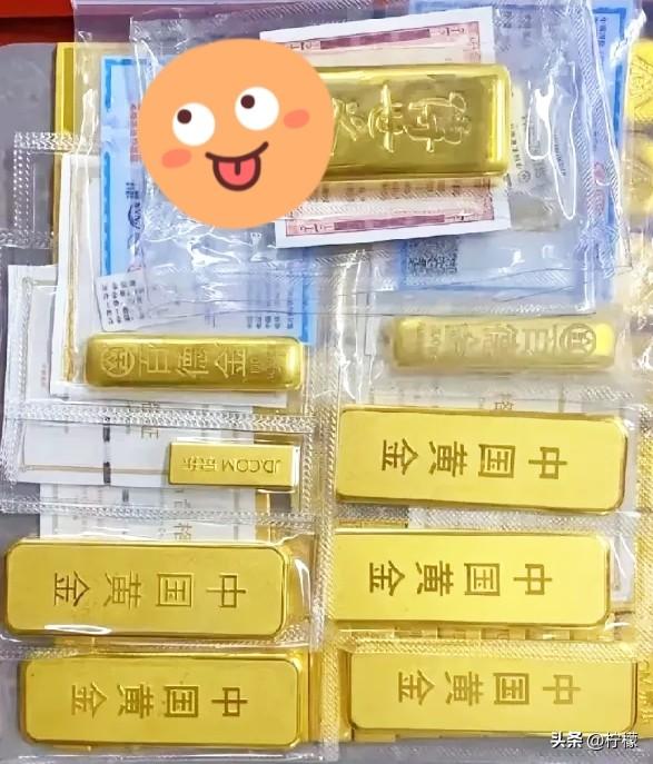 昨天买黄金的人，
现在估计要哭晕在厕所了！
昨天金价1015元一克，大家都以为已