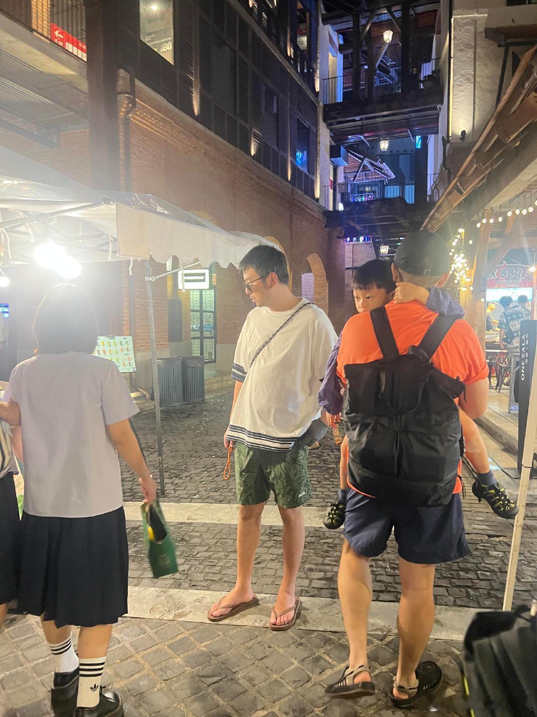 泰国偶遇雷佳音网友在泰国清迈偶遇雷佳音，这个拖鞋太接地气了。泰国偶遇雷佳音逛街 