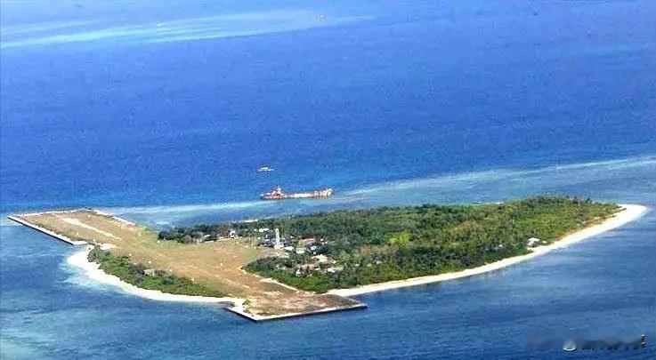 南沙群岛中业岛，近500亩的土地，相当于40个足球场那么大！
从1971年就被菲