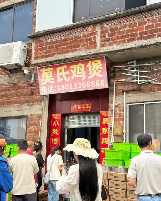 反向营销天花板！老莫这三计，把鸡煲直接干火了
 
现在餐饮套路满天飞，莫氏鸡煲却