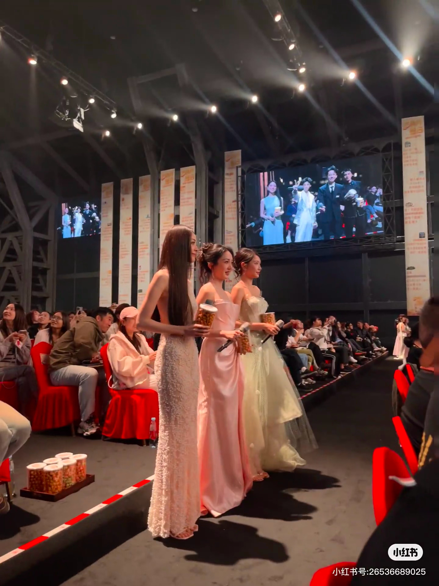 总感觉娜扎已经漂亮到不能再属于美女行列了 属于神仙….. 