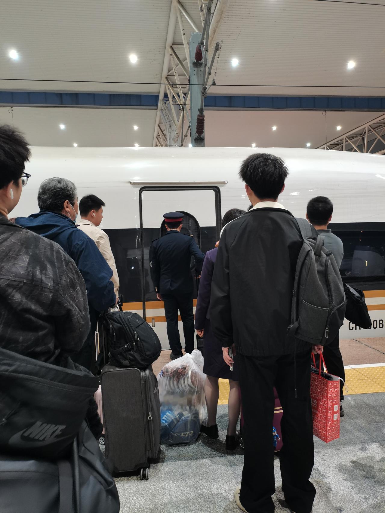 此刻在芜湖站，
刚扒拉完一份牛肉面。
牛肉不咋烂，
面条倒挺筋道。

还有四十来