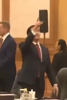 鲁比奥，美国政坛当之无愧的耀眼新星，志在问鼎白宫的狠角色。可偏偏，这位野心勃勃的