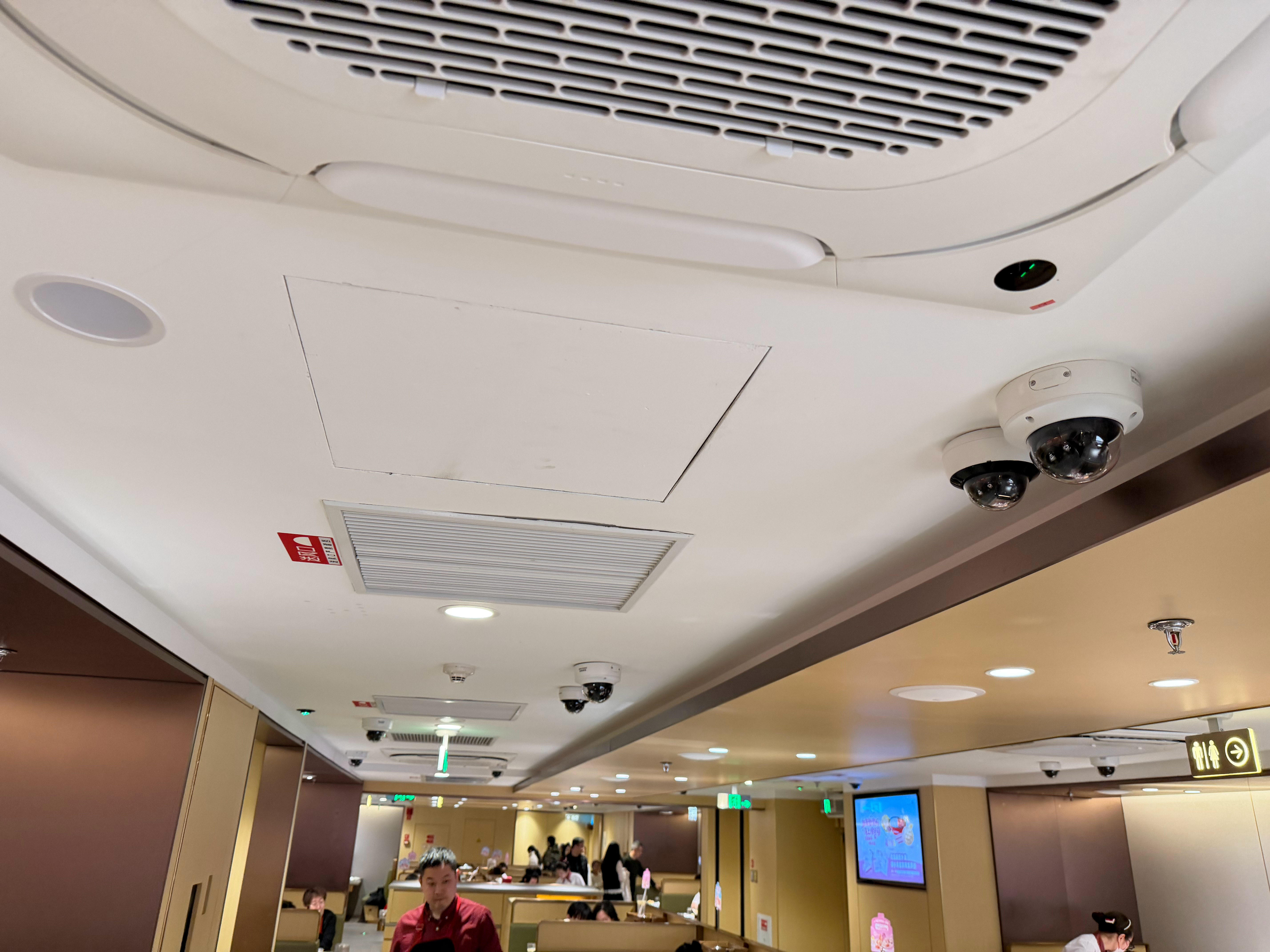 今天吃个海底捞发现店里有巨多摄像头，一个店里有几十个摄像头，每桌上面都有，问了店