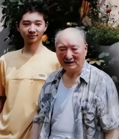 演员陈佩斯讲，他小时候日子过得特别舒坦，五六十年代那会儿，父亲每月工资250元，