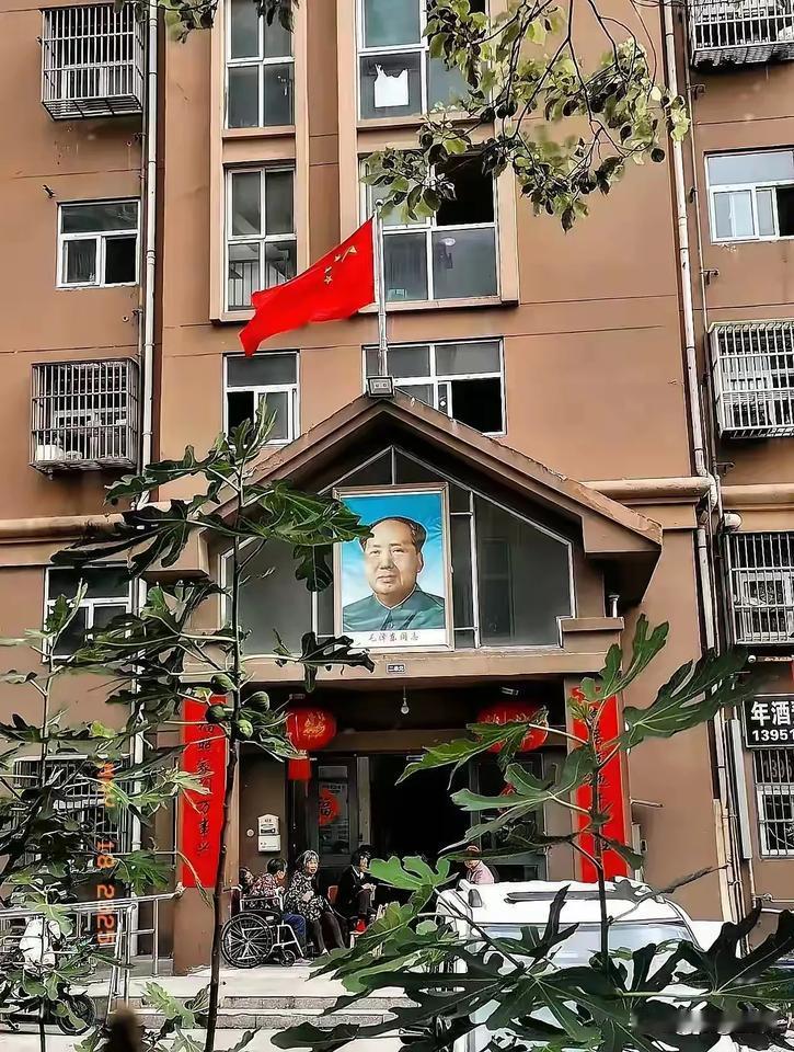 人民群众自发悬挂毛主席照片的行为体现了对伟大领袖的深切怀念和对中国革命历史的崇高
