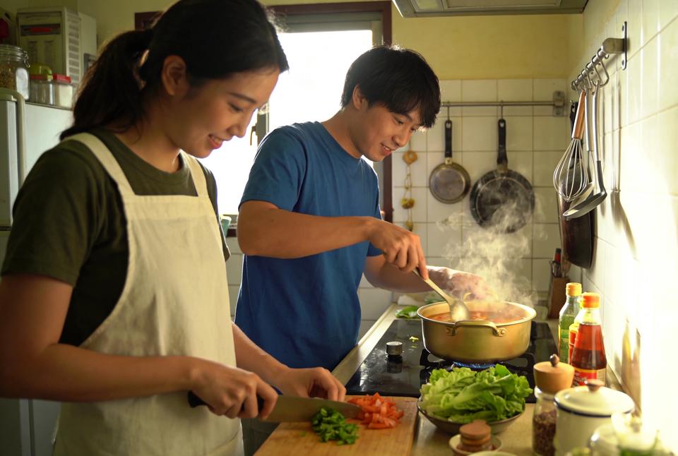 32岁的苏晴在事业单位工作，与男友恋爱五年始终坚持未婚同居，面对家人的催婚，她坚