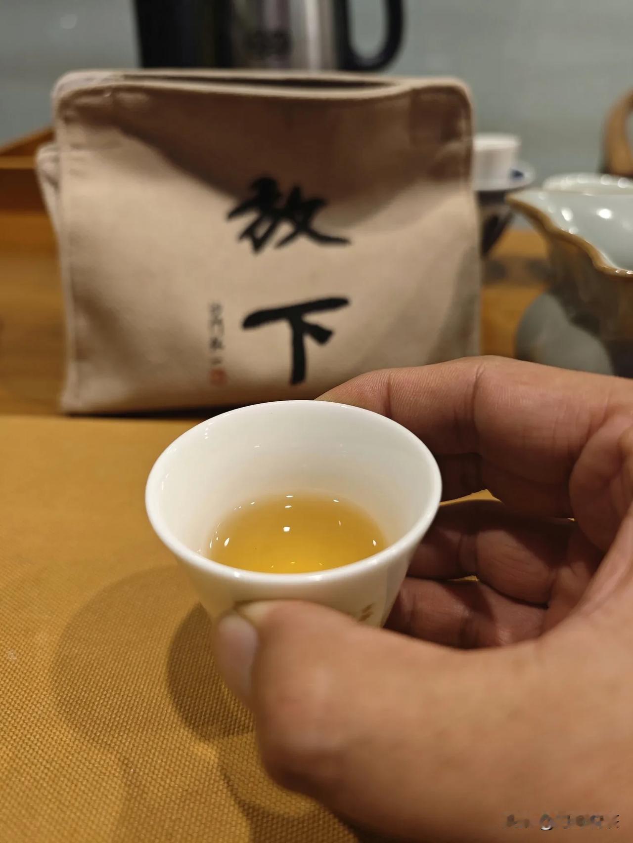 一盏清茶刻意放下
​半个月亮悄然爬来