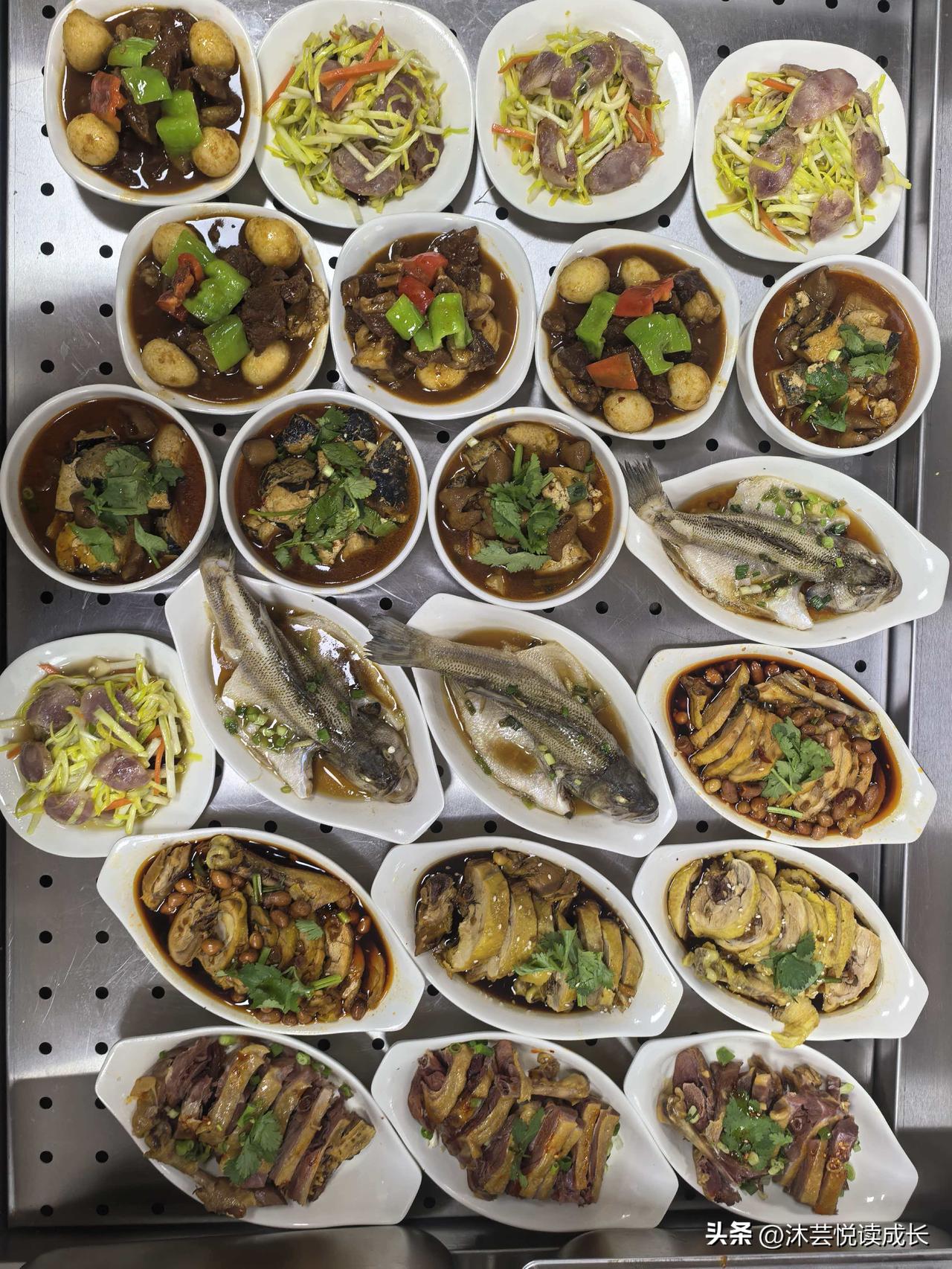 2个包子4块钱，我只付了5毛！小区食堂这操作，看完谁不眼红？
 
姐妹们，今天我