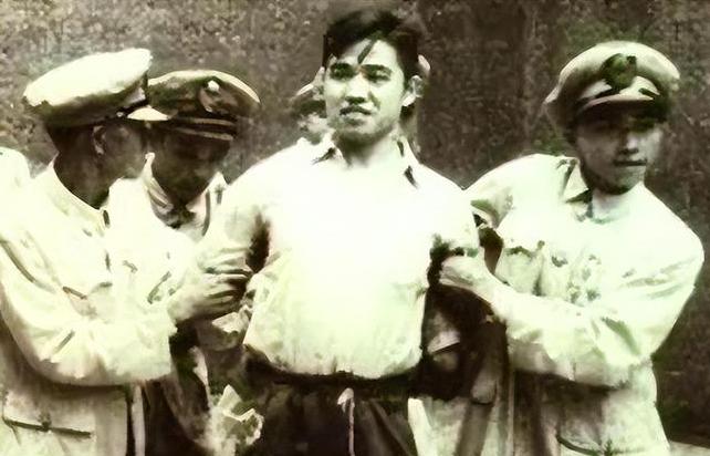 1947年，共产党员陈斌即将被敌人处决，他突然看到人群中有三个熟悉的身影，立马大