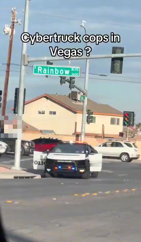 拉斯维加斯警局的特斯拉Cybertruck巡逻车在城市街道上行驶，突显了其醒目、