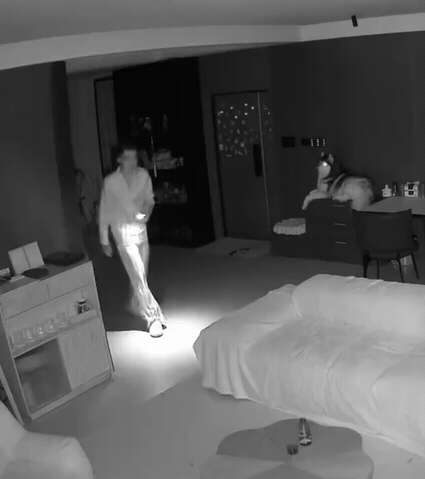 男子半夜起床喝水，黑暗中冷不丁看见自家狗狗，瞬间被吓得一跳又一跳！深更半夜的，起