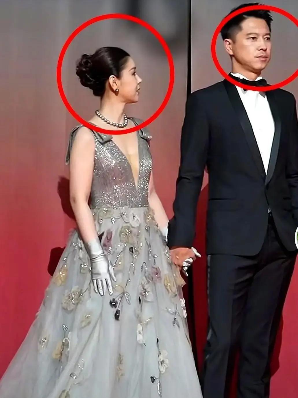 他当众一把扯住她外套，评论区却炸了：“终于不是演的！”
 
你发现没？红毯上明星