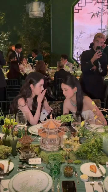 陈星旭坐在周也王玉雯对面陈星旭坐周也王玉雯对面 陈星旭坐周也王玉雯对面 