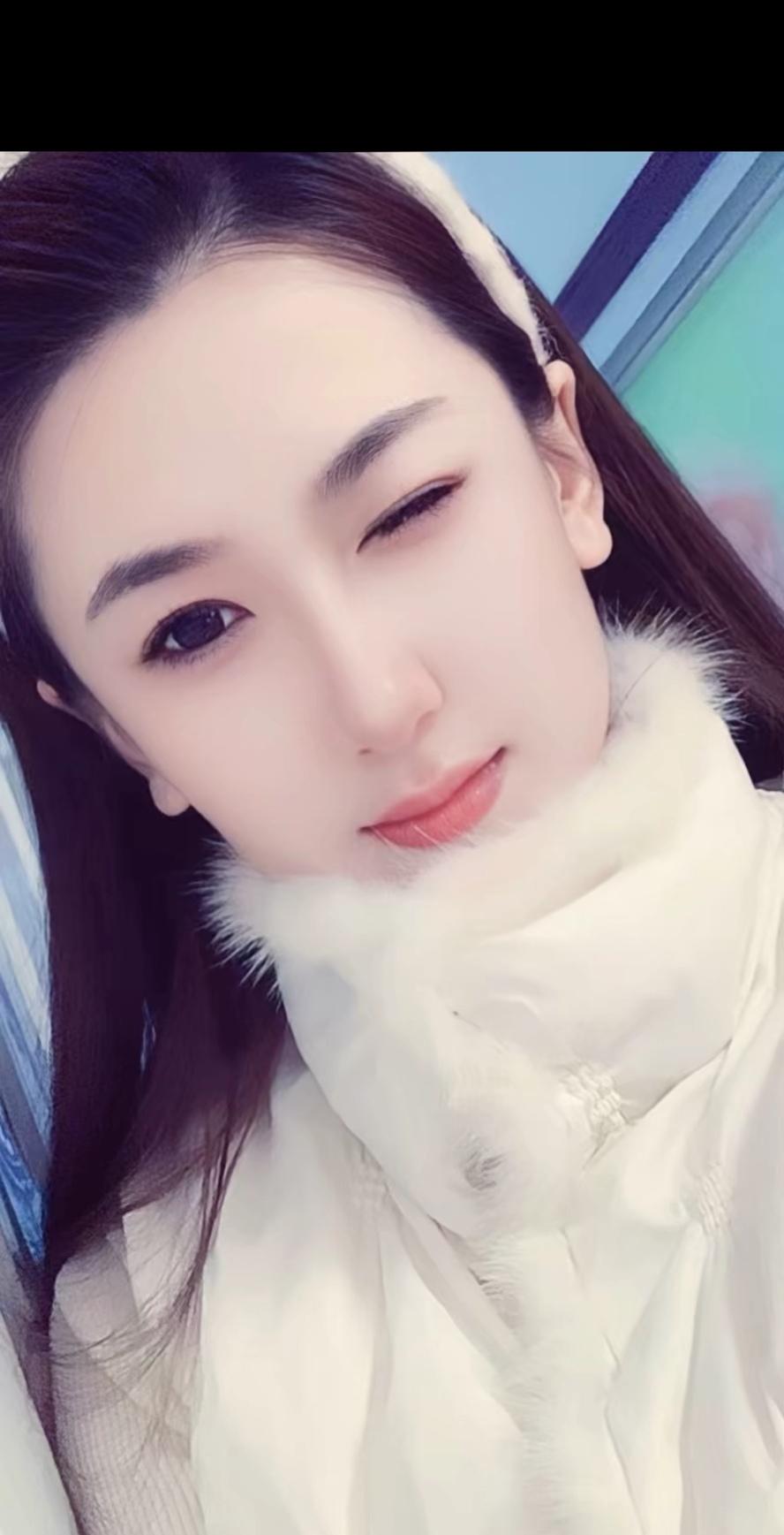 冬日暖阳下，温柔笑容绽放在白色围巾中。🌞😊🌨️