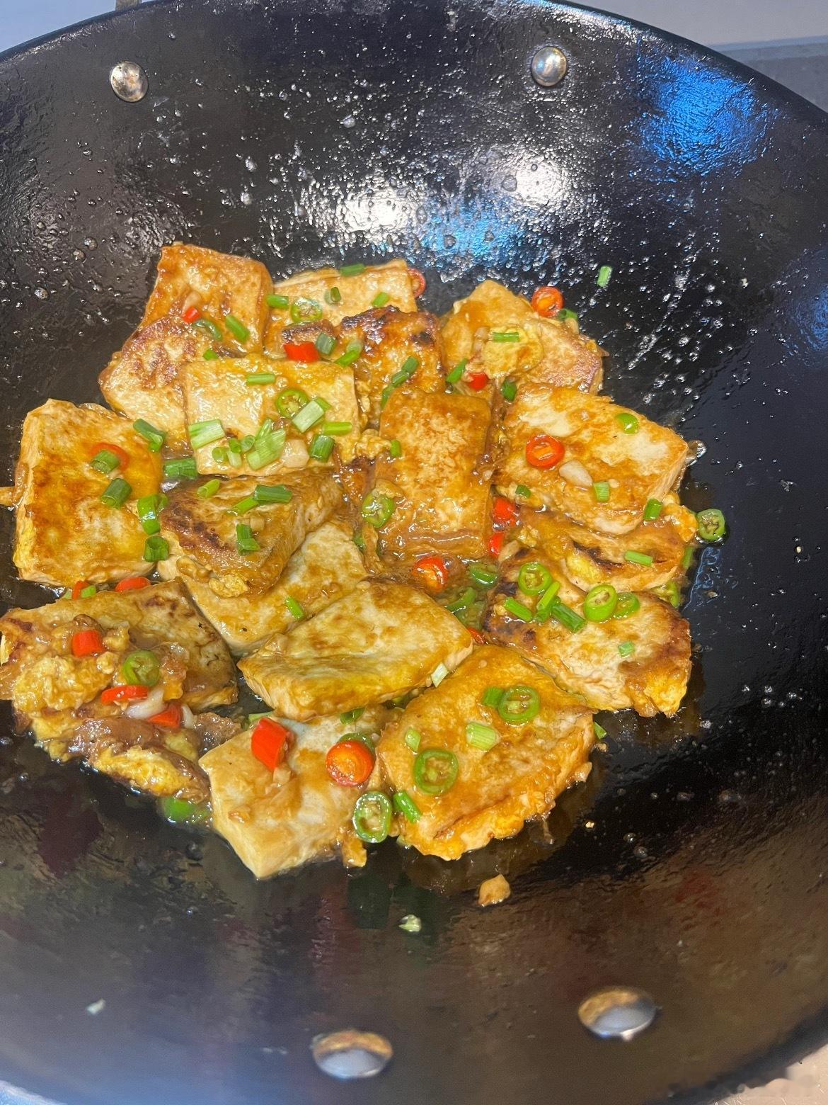 今天分享家常豆腐！做老豆腐切片煎至两面金黄，木耳胡萝卜片炒软，加生抽蚝油焖三分钟