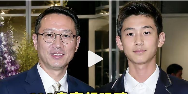 图上这两位是李嘉欣的老公许晋亨和儿子。大家看看儿子长得像不像李嘉欣，之前网上流出