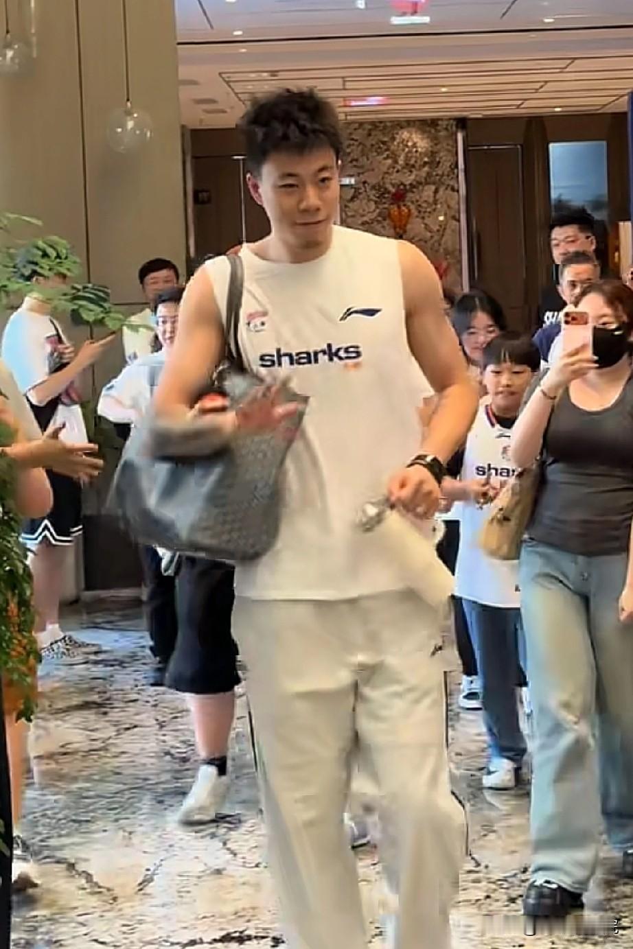 还是有些紧张的，上海男篮前往总决赛G3现场！

总决赛G3今晚进行，上海男篮在前