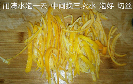 又到了吃橙子的季节！橙皮糖！一点都不浪费又好吃的小零食哦！我的宝藏食谱