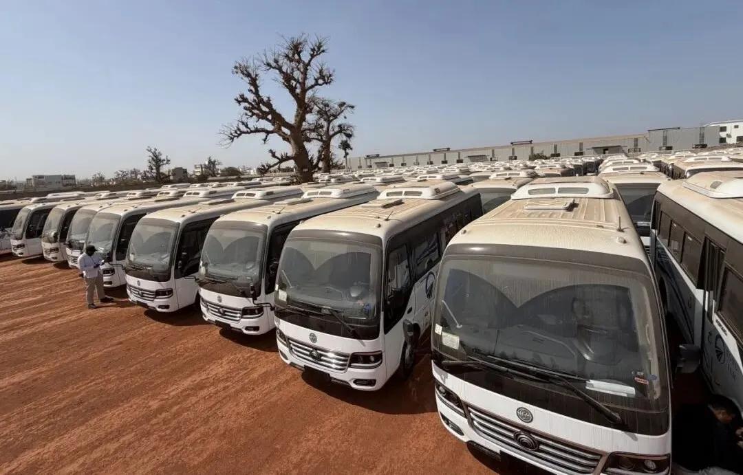 百辆宇通客车直通塞内加尔
近日，宇通公交车迎来海外市场新突破，100辆搭载玉柴发