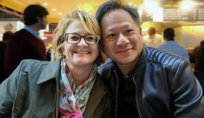 难怪有人常说，华人要是和白人结婚，到了第三代基本就看不见华人的样子了。英伟达的老