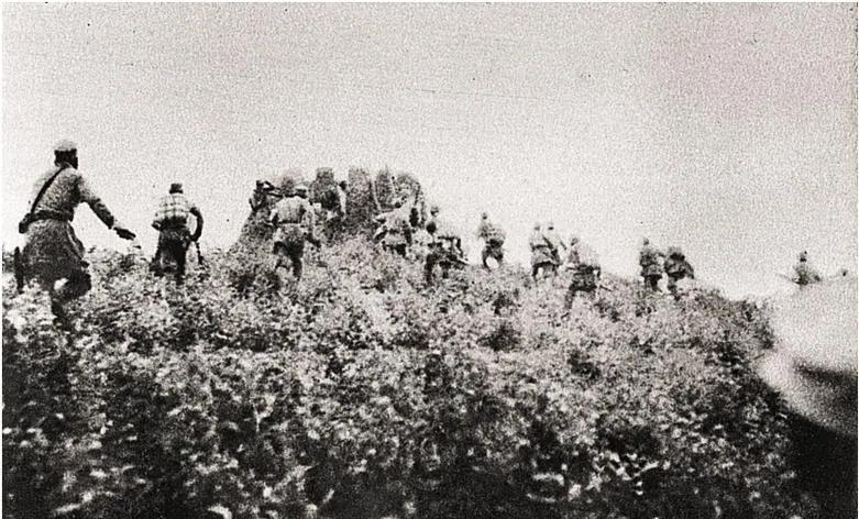 1944年9月3日上午，记者铮石看见在南河滩，鲁中八路军100 多把刺刀对日军1