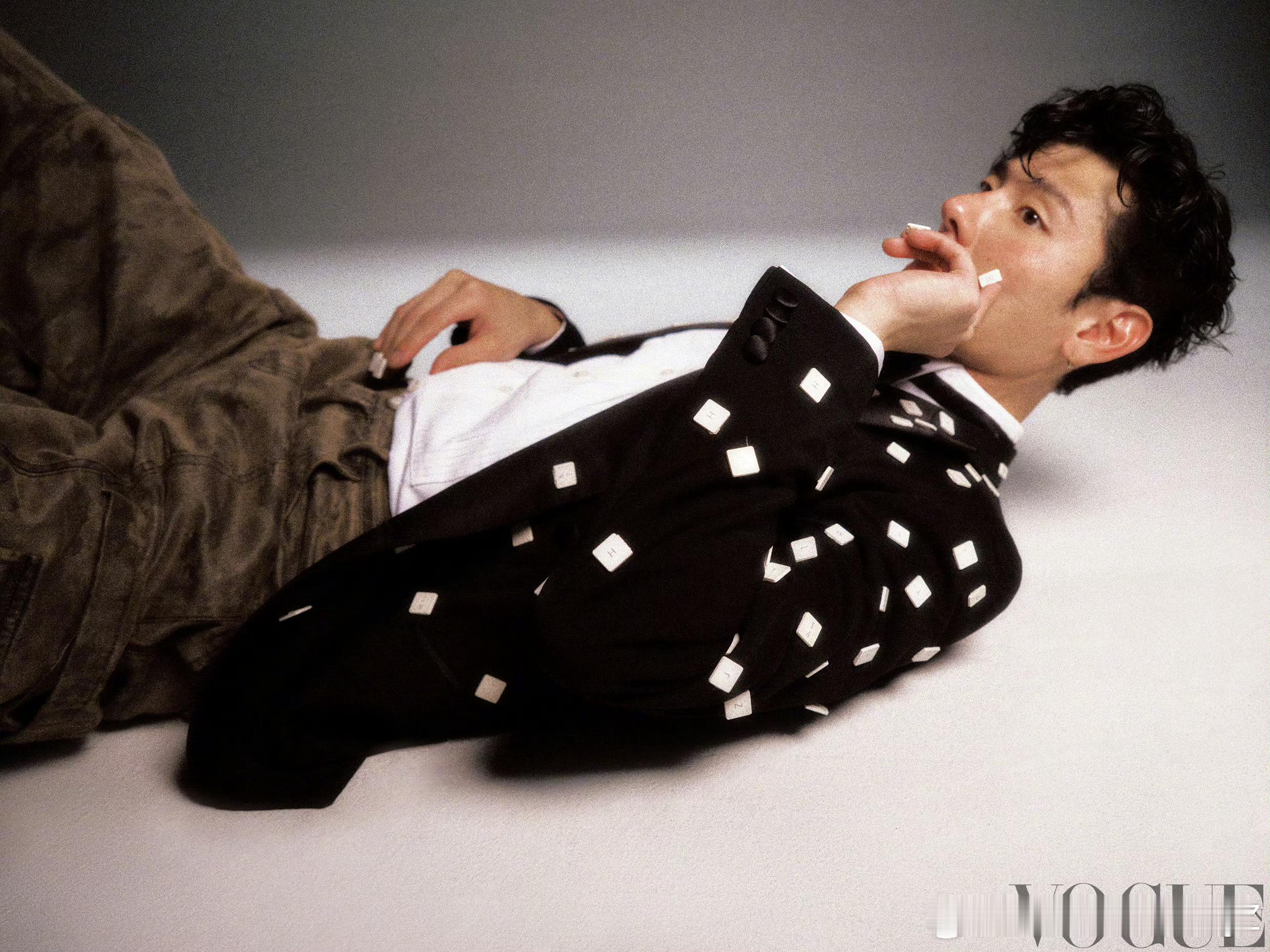 蒋奇明登上 VOGUE MAN 五月刊封面。很喜欢他和猫咪、小狗一同出镜的几张照
