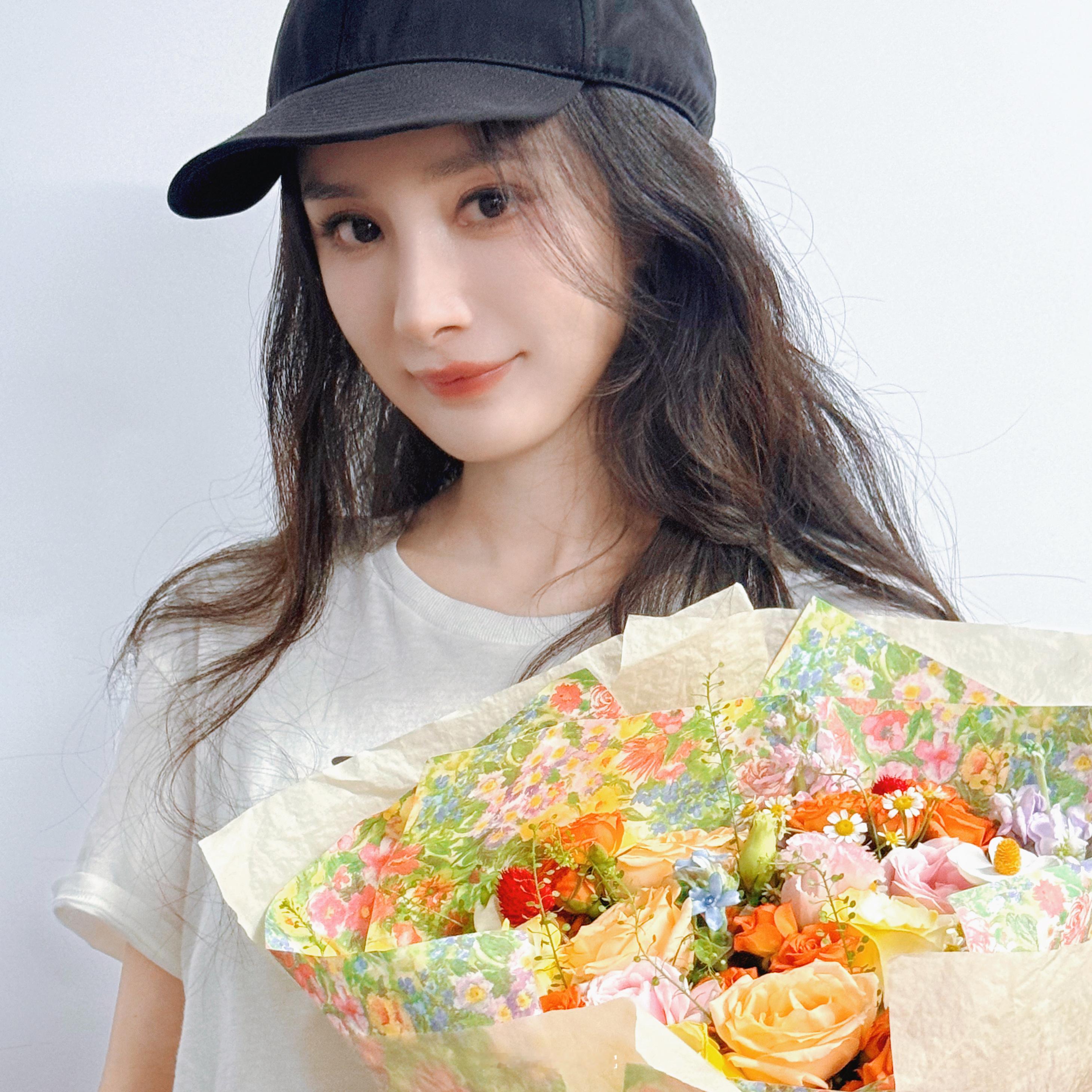 杨幂 生日月🎂要鲜花似锦哦宝贝💐 ​​​