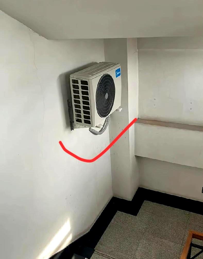 为了省下区区几百块的高空作业费，16楼的邻居居然把空调外机直接装在了公共走廊里，