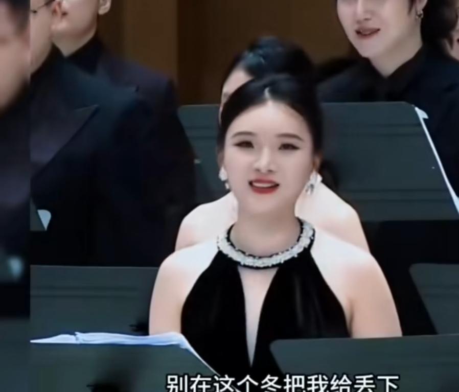 同一首歌，就一场演唱 怎么就会有不同的衣服？