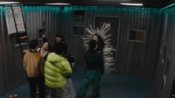 王鸥震惊到比了一个空气花手大侦探 鸥侦探这期表情管理下线！听到电梯锁凶逻辑直接后