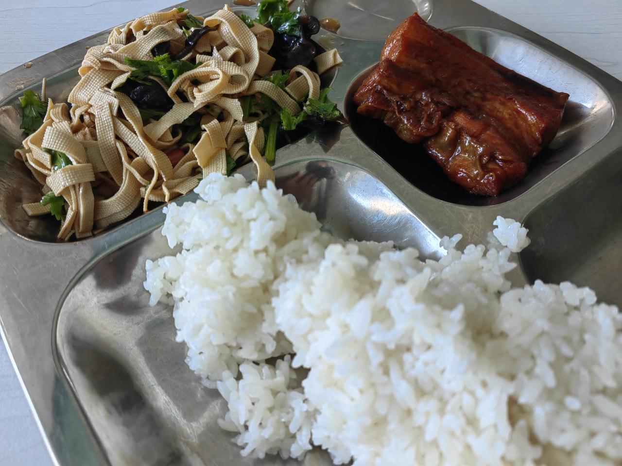 食堂伙食。把子肉做得不错。