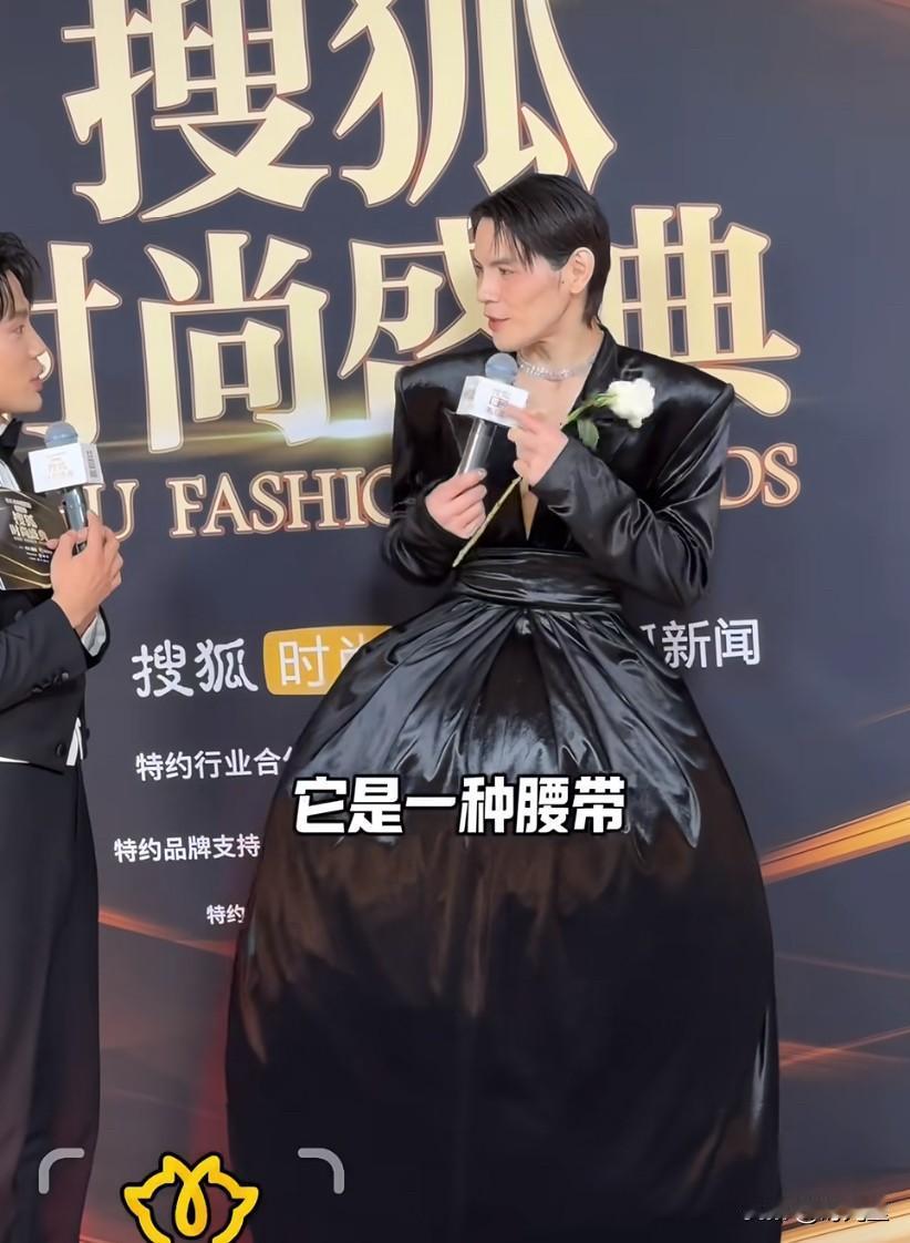 说实话，如果农村有哪个男的穿成这样，在村里转悠，或者在街上走一圈，接个娃什么的，