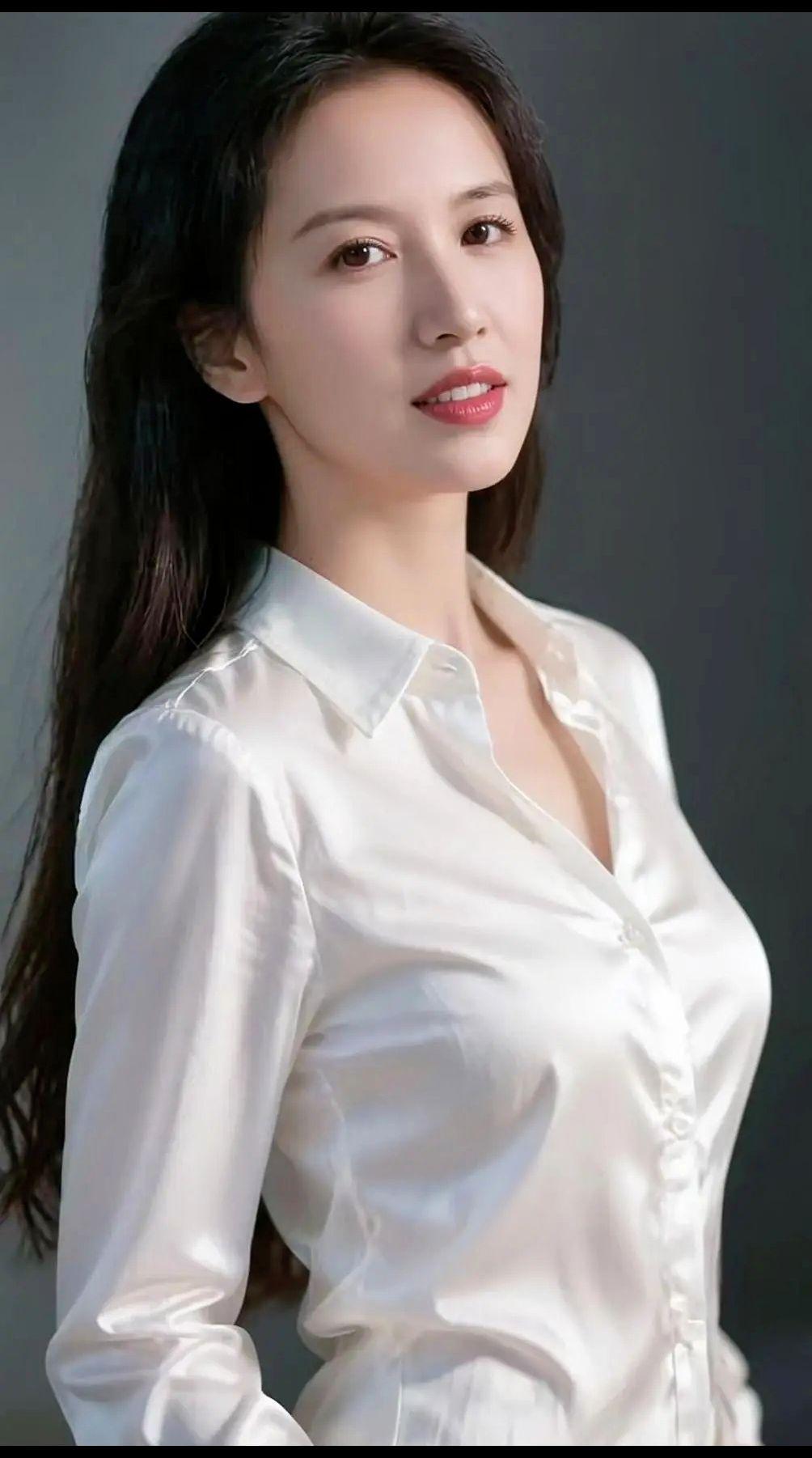 这白衬衫的质感，简直是“高级的美”代言人，光滑得能当镜子用。七夕穿这个，对象看了