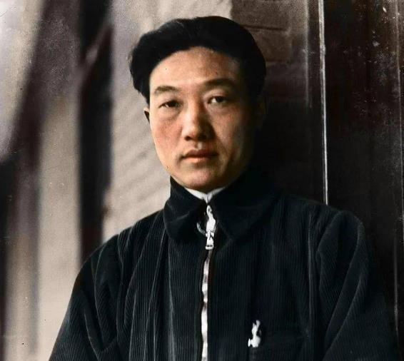 1937年，徐悲鸿在香港时，遇到一个德国人售卖四箱古画，当徐悲鸿看到第三箱时，突