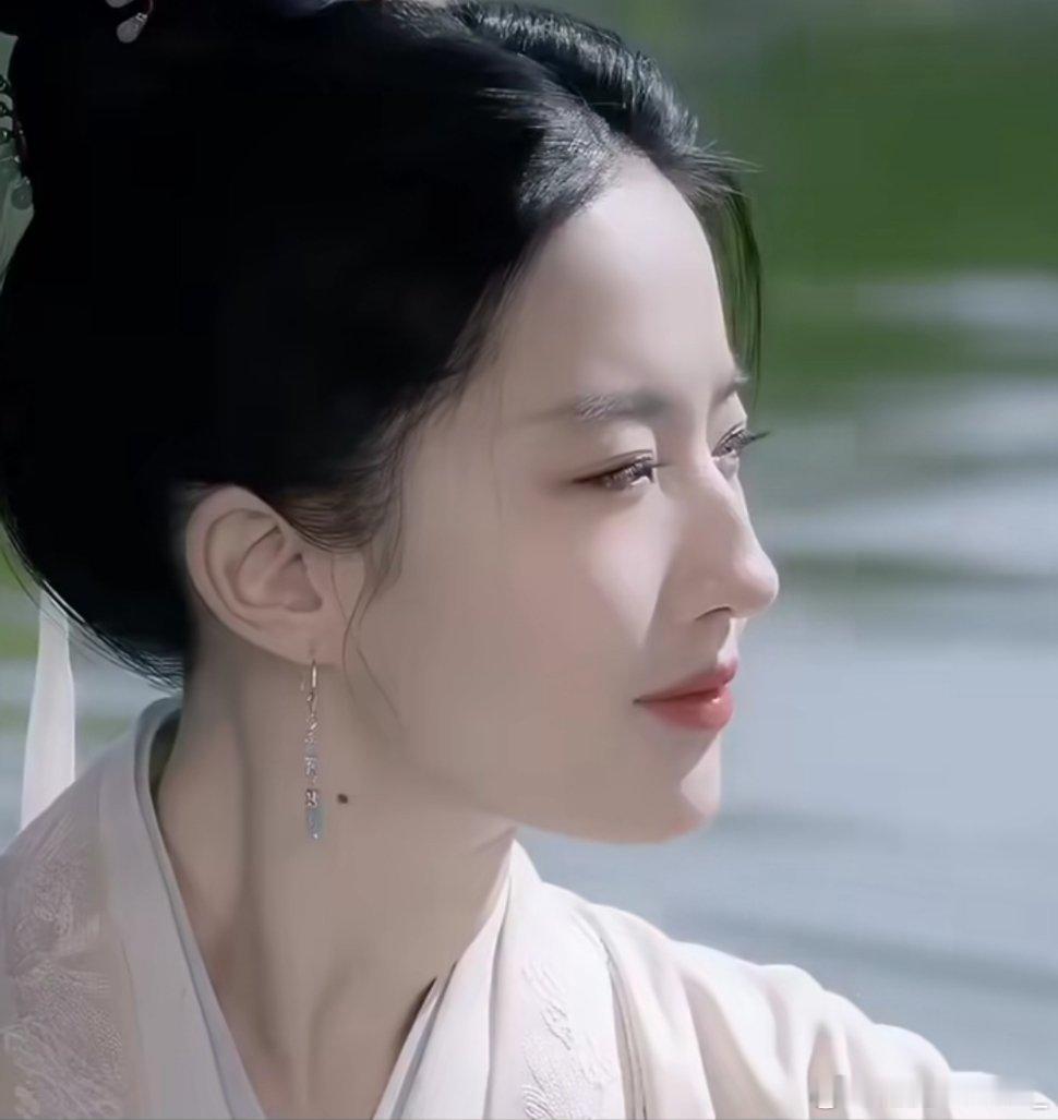 #刘亦菲[超话]# 我的天这个侧脸[舔屏][舔屏]要不说她就算是照着整也整不出来