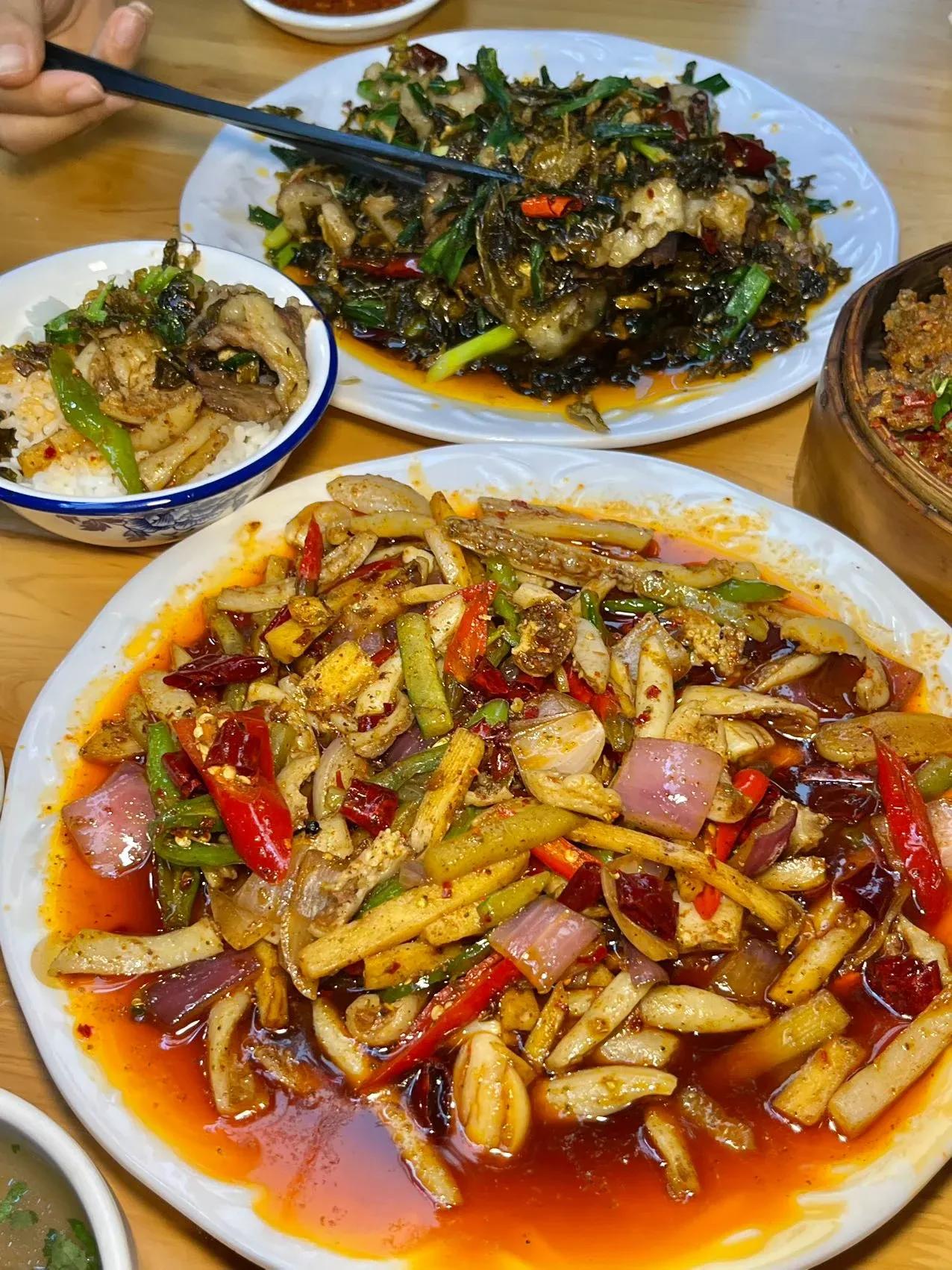 乐山明火爆炒！！锅气十足的小店好爱！


火爆脆肠真的好好吃！！每次去乐山都要去