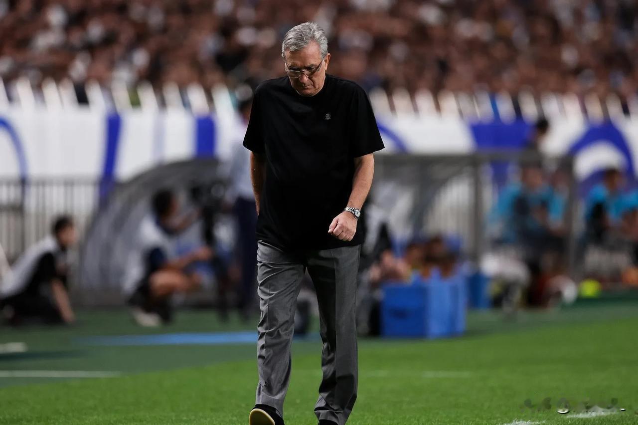 国足0:7大比分惨败日本，国足7个丢球，王大雷不该背锅，整条后防都不行，王大雷已