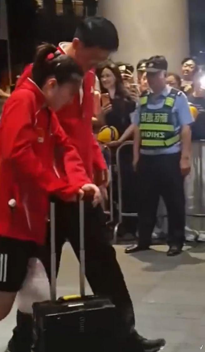 龚翔宇和倪非凡都在打塞尔维亚后伤了，祝早日康复！2026世界女排联赛中国女排3比