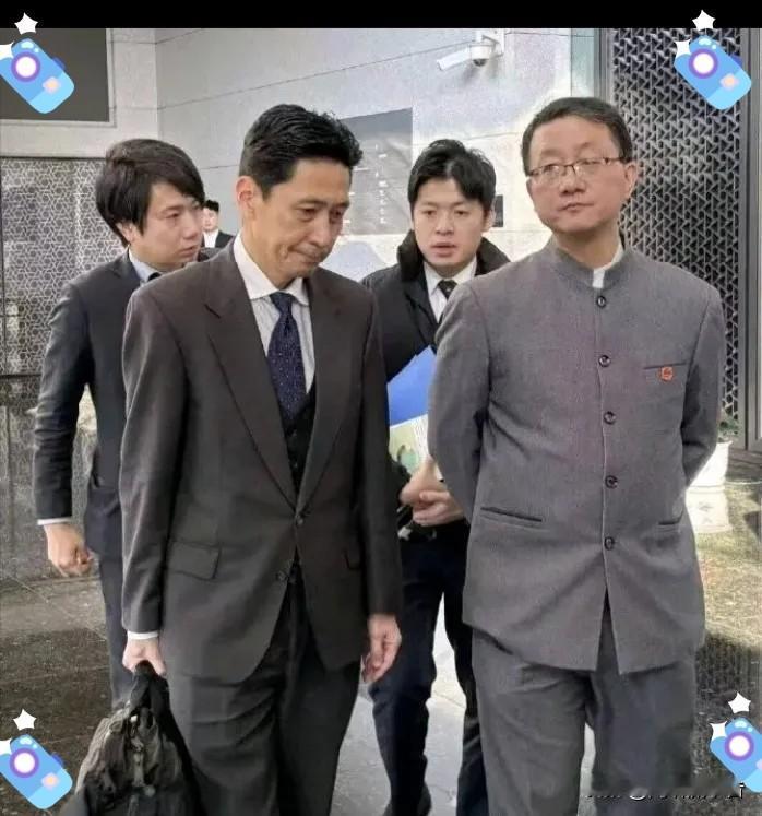 这张中日外交会面照，
直接将“实力为底气”焊死在大众认知里！


展现出了一个东