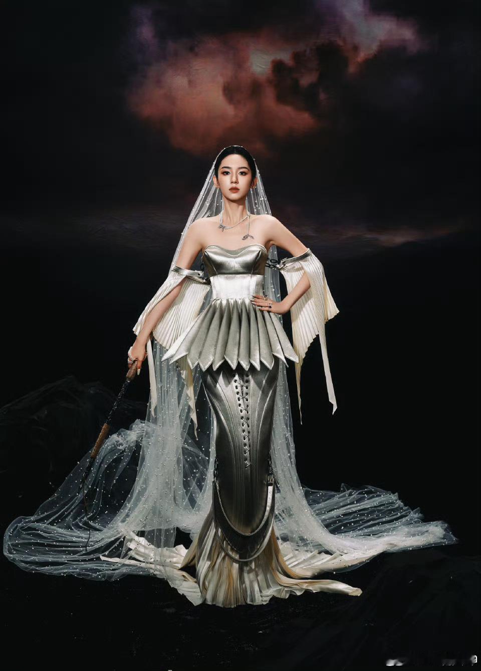 周也头纱被踩周也今天的造型和妆造我个人是真欣赏不来本来在我认为有85分颜值的一张