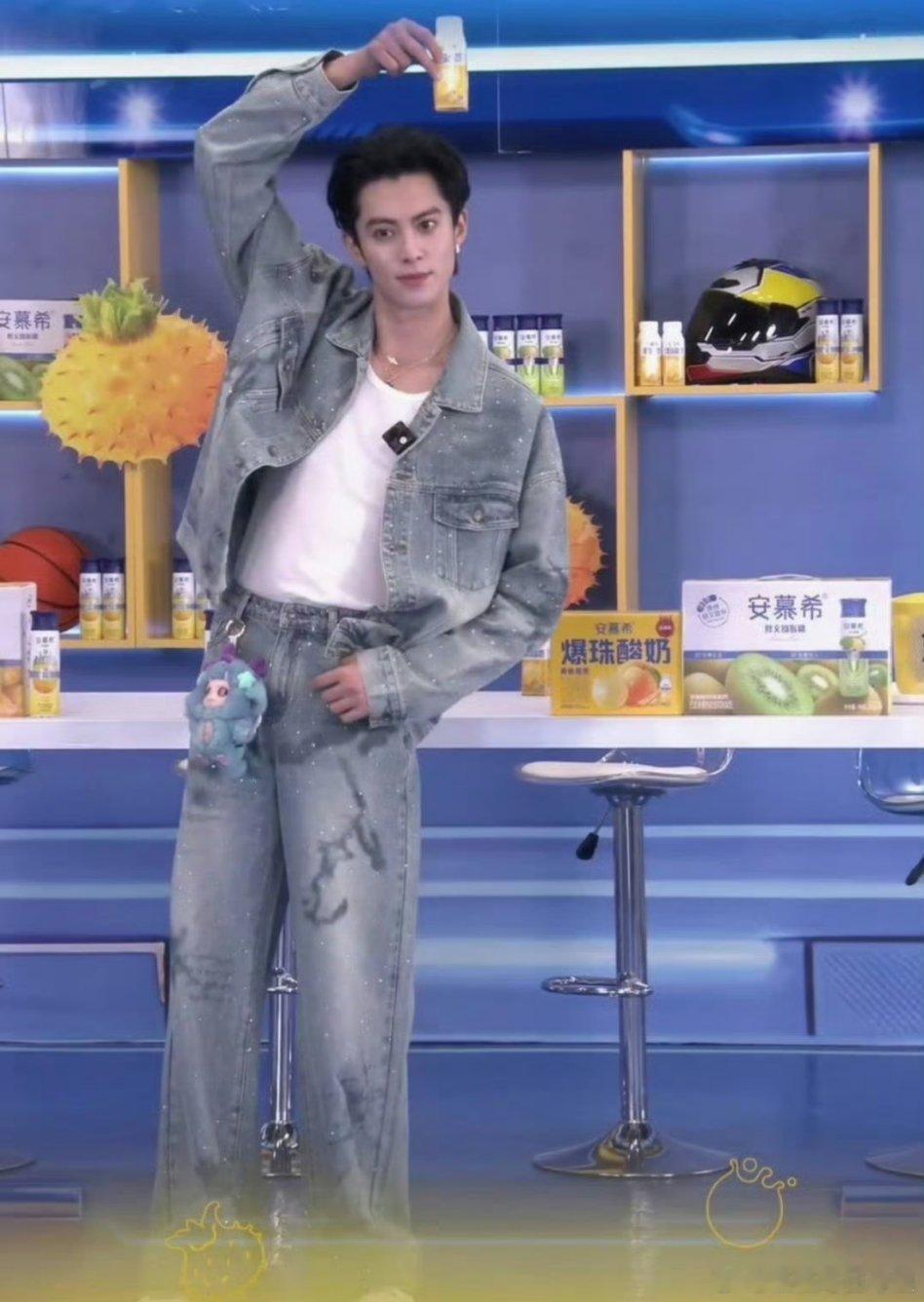 王鹤棣、张凌赫直播！今日份直播帅哥送达，来看帅哥[你好] ​​​